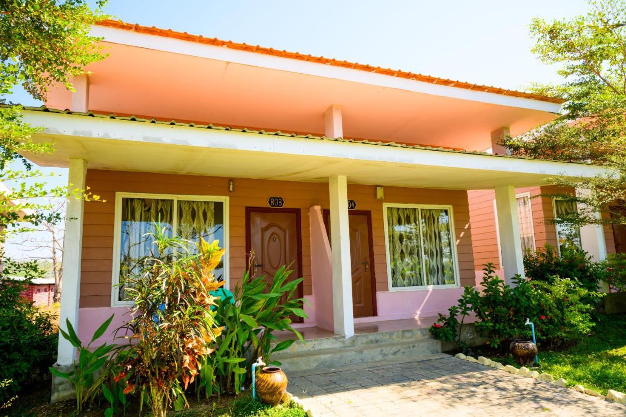 Lover View Pool Bar & Bungalows Ngwesaung Bagian luar foto